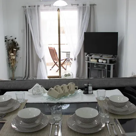 Apartment,near The Pinikoudes アパート