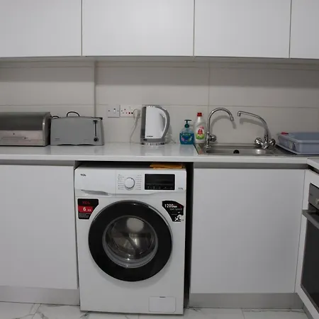 Apartment,near The Pinikoudes * ラルナカ